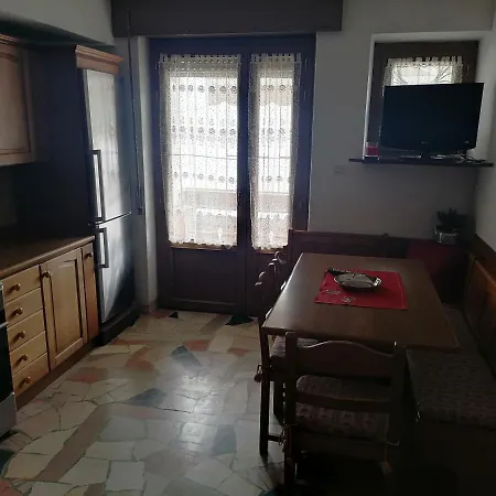 Ciasa De Bona Apartment