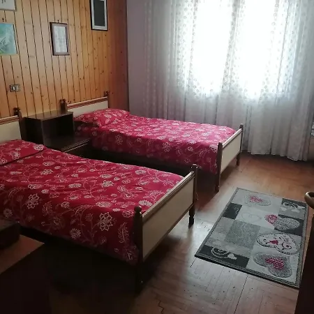Ciasa De Bona Apartment